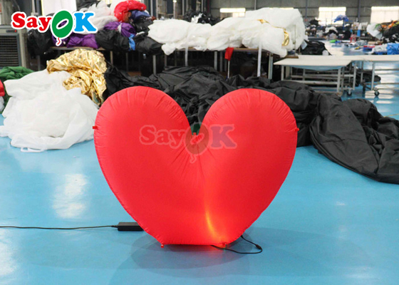 Reuzen opblaasbare hart licht rood huwelijksvoorstel Scene voor ongelooflijke gebeurtenissen
